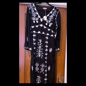 Maxi black dress and white embroidery design.